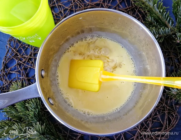 Теперь добавляем к английскому крему отжатый желатин и хорошенько перемешиваем, чтобы он полностью распустился.