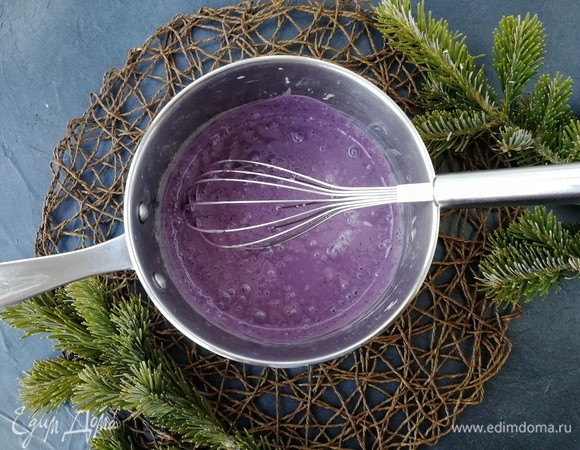 Далее выливаем крем на черничное пюре и хорошо перемешиваем, чтобы масса стала полностью однородной. Теперь мусс должен остыть минимум до 40°C, чтобы можно было ввести взбитые сливки. Произойдет это довольно быстро, так как мы смешивали крем с черничным пюре, а объем у нас небольшой.