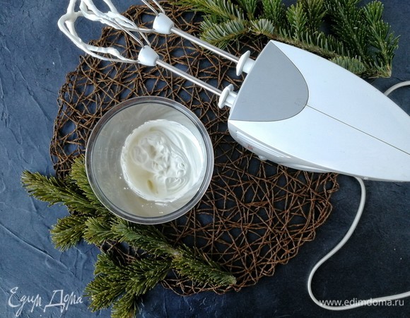 Взбиваем жирные охлажденные сливки до мягких, но устойчивых пиков.