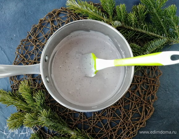 Аккуратно, чтобы сливки не осели, вмешиваем их к крему силиконовой лопаткой. Получается очень нежная и воздушная масса с легким сиреневым оттенком и выраженным вкусом черники.