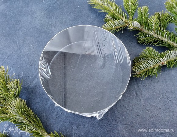 Теперь берем кулинарное кольцо, в котором пекли «Джоконду». Дно (или верх, разницы нет) хорошо обтягиваем пищевой пленкой.