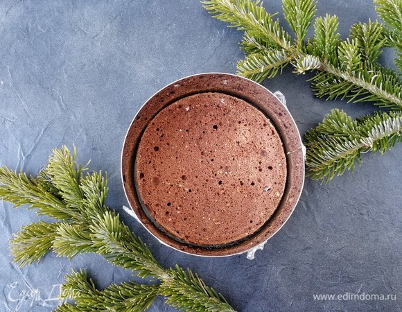 На низ кладем нашу «Джоконду». Она немного сжалась поле остывания, поэтому по бокам появилось свободное пространство. Именно поэтому мы и натянули плёнку, чтобы черничный мусс не вытек.