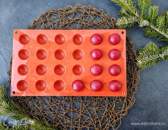 Пока мусс охлаждается, достаем как раз замерзшее малиновое компоте из холодильника и соединяем полусферы в сферы.