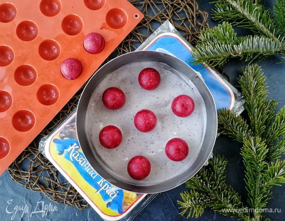 Достаем из морозилки черничный мусс и выкладываем на него малиновое компоте. Видите, оно не утонуло, а легло ровно, благодаря чему разрез у торта будет очень красивым!