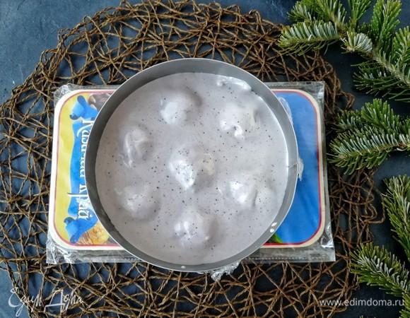 Заливаем компоте оставшимся черничным муссом и убираем в морозильную камеру на 2 часа, чтобы он хорошо схватился, и мы без проблем смогли снять кулинарное кольцо, не повредив само изделие.