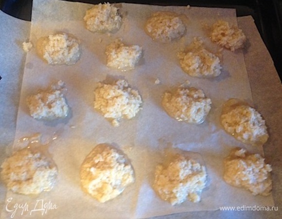 Затем тесто аккуратно выложить на противень, покрытый бумагой для выпечки. Между печеньем Оставляйте промежутки, примерно по 3–4 см. Выпекать в предварительно разогретую до 180°C. Выпекать в предварительно разогретой до 180°C духовке, около 15–20 минут до золотистого цвета печенья.