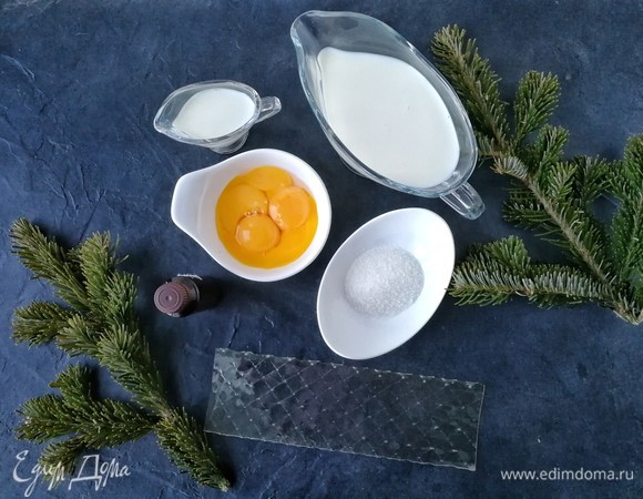 Пока черничный мусс замораживается, займёмся приготовлением снежков для нашей «елочки». По сути, это классический баварский крем, который по вкусу очень напоминает пломбир. Он получается очень нежным, воздушным и вкусным и просто тает во рту! Я не буду загружать одинаковые фотографии, поэтому замочите желатин в ледяной воде и просто сделайте все точно также, как указано в шагах 21–26, 28.
