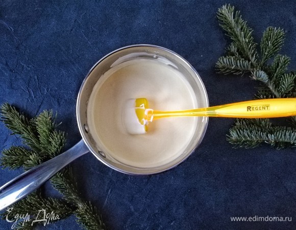 Когда мусс остынет, добавьте ванильную эссенцию по своему вкусу и очень аккуратно в 2 захода вмешайте в него взбитые сливки силиконовой лопаткой. Мусс получается невероятно воздушный!