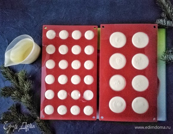Готовый мусс разлейте по формам. Первая форма у меня та же, что и для компота, а вторая диаметром 50 мм. Кстати, очень удобно разливать мусс с помощью стаканчика, которым наливаем воду в утюг. Убираем наши будущие «снежки» в морозилку на сутки.