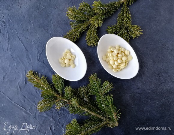 Мусс из маршмэллоу готовить пока рано, поэтому предлагаю сделать декор в виде снежинок из белого шоколада. Кроме него, кстати, из ингредиентов нам ничего больше и не понадобится.