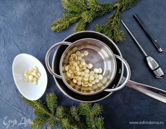 Если всего мы брали 30 г шоколада, то 6 г (то есть 1/5 часть) мы откладываем в сторонку, а 24 г кладем в сотейник и растапливаем шоколад на водяной бане до достижения им температуры 45°С. Без термометра здесь не обойтись.