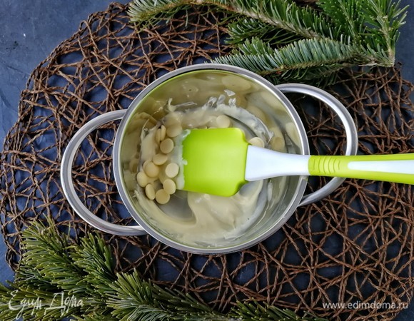 Когда шоколад достигнет указанной температуры, добавляем отложенные 6 г и перемешиваем до полного растворения шоколада. В итоге масса должна приобрести температуру 32°С. Таким образом мы сделали темперирование шоколада.