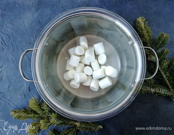 Сооружаем водяную баню и ставим растапливаться маршмэллоу. Конечно, проще и быстрее сделать это в микроволновой печи, но за неимением таковой делаю по старинке.