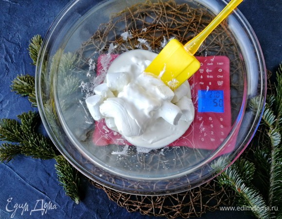 Когда маршмэллоу начнет таять, добавляем к нему ровно 50 мл жирных сливок. Перемешиваем и возвращаем на водяную баню для дальнейшего таяния зефира.