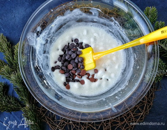 Когда маршмэллоу почти полностью расплавится, добавляем 2 вида шоколада. Дальше аккуратно на минимальном огне перемешиваем массу до полного растворения шоколада. Когда увидим однородность, снимаем с огня и остужаем до 40°С.