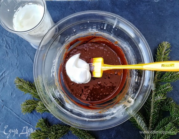Тем временем взбиваем оставшиеся жирные сливки (150 г) до мягких пиков и в 2–3 приема вмешиваем их к шоколадно-зефирную массу.