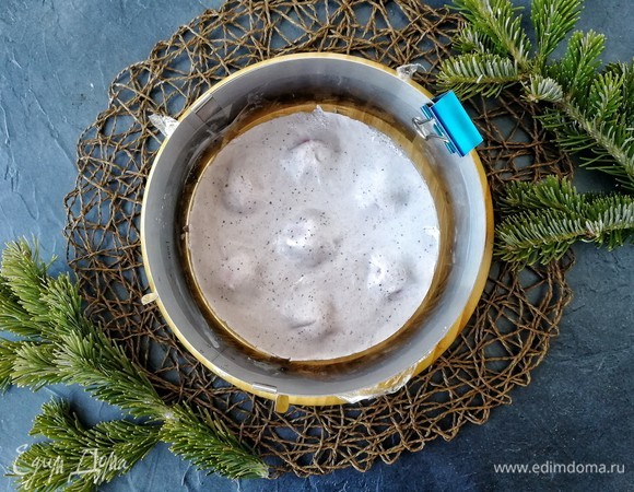 Из холодильника достаем черничный мусс. Проверьте, чтобы он замерз. Аккуратно пройдитесь тонким ножом вдоль бортика кулинарного кольца и снимите его с мусса. Теперь с ювелирной точностью укладываем заготовку с муссом, компоте и бисквитом посередине (или близко к ней) кулинарного кольца диаметром 18,5 см.