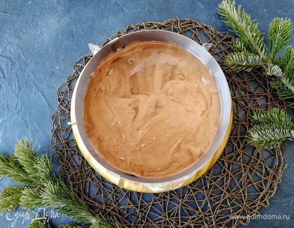 Теперь сверху выливаем мусс с маршмэллоу и убираем в морозилку на сутки. Если в морозильной камере есть посторонние запахи, мусс накройте пищевой плёнкой. Правда, это часто приводит к образованию изморози, которая впоследствии препятствует покрытию торта велюром, поэтому ее обязательно нужно будет убрать!