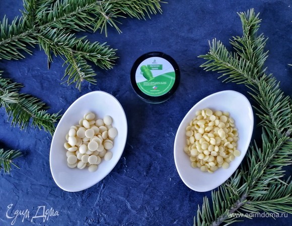 Велюровое покрытие, как и зеркальная глазурь, поражает своей красотой и необычностью. До этого момента с велюром я не работала, поэтому это был мой эксперимент. Сначала покрывать велюром будем сам торт, а потом «снежки». Для приготовления зеленого велюра возьмите по 40 г белого шоколада и какао-масла.