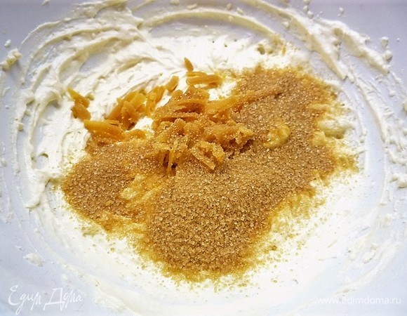 Добавляем марципан (я натерла его на крупной терке), ванилин и сахар, перемешиваем.