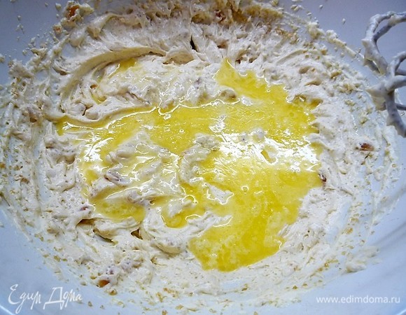 Добавляем растопленное сливочное масло и еще раз хорошо перемешиваем.