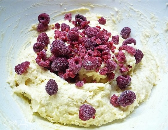 Добавляем ягоды малины и еще раз аккуратно перемешиваем.