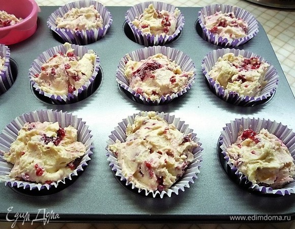 Распределяем тесто по формочкам.