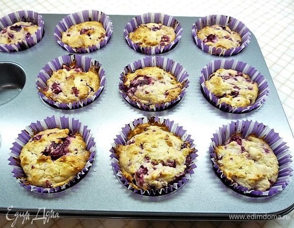 Выпекаем маффины в заранее разогретой духовке при температуре 180°C в течении 25–30 минут.