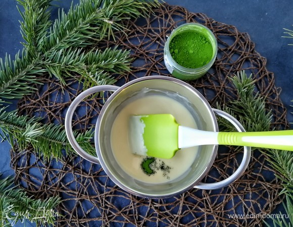 Смешайте в одном сотейнике шоколад и какао-масло и добавьте зеленый жирорастворимый краситель. Цвет регулируйте по своему усмотрению. У меня ушло около чайной ложки без горки. Но тут и от производителя многое зависит.