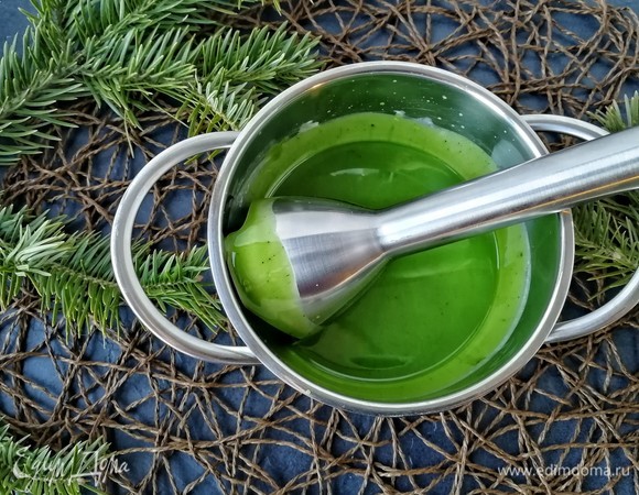 Теперь с помощью погружного блендера тщательно пробейте массу, чтобы краситель полностью растворился. Перелейте смесь в бак краскопульта, смесь должна остыть до температуры 30–35°C.