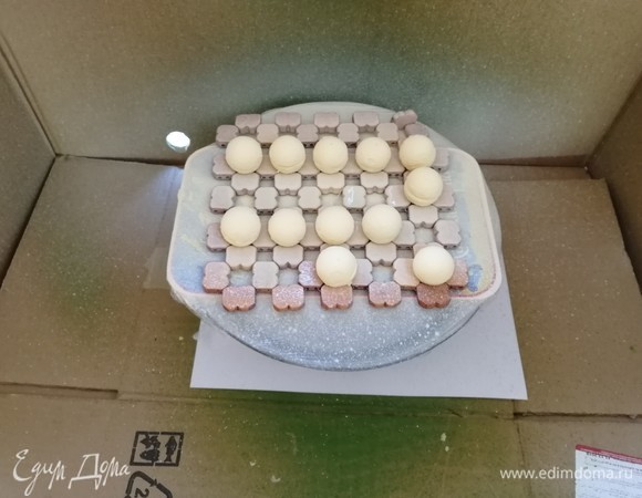 Для белого велюра я растопила по 30 г белого шоколада и какао-масла, а потом добавила диоксид титана. В общем, технология абсолютно такая же. Единственная трудность, с которой я столкнулась, это то, что мои маленькие «снежки» постоянно хотели убежать от мощного потока воздуха. В итоге я смогла их закрепить на подставке под горячее, они как раз ровно легли в отверстия! Все закрепили, теперь наносим велюр.