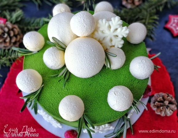 На нашу «елочку» укладываем «снежки», украшаем снежинками из белого шоколада и свежим розмарином. Велюровое покрытие тортов, как и зеркальная глазурь, смотрится необычно и красиво. С ним проще работать, оно не такое нежное, как глазурь, на него можно что-то положить, а потом снять. Мусс из шоколада и маршмэллоу отлично держит форму, никуда не убегает под действием температуры, но при этом очень пористый и воздушный. «Снежки» — это просто облако нежности!