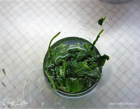 Приготовим бисквит. Листья шпината бланшируем в кипящей воде 5 минут, откидываем на дуршлаг и даем лишней воде стечь. Затем кладем в блендер, добавляем растительное масло и пюрируем до однородной массы.