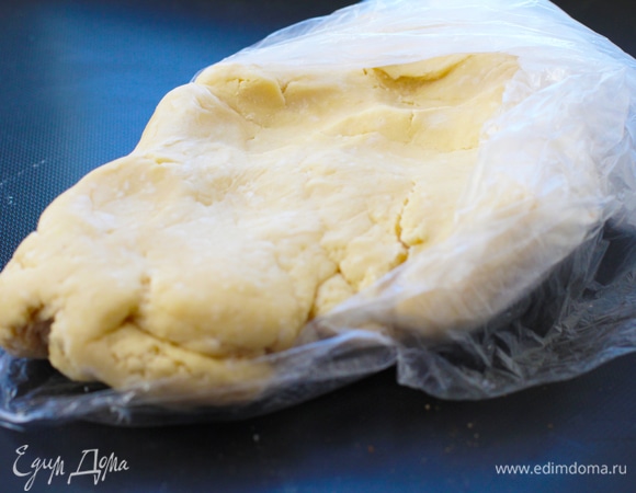 Просеять муку с солью в чашу комбайна. Добавить сливочное масло и взбивать 10 секунд до получения крупной крошки, затем переложить в миску. Влить в крошку 4 ст. л. холодной воды и, помогая себе ножом, осторожно вмешать воду в тесто. По необходимости добавить еще ложку воды. Главное, не перелить воду. Тесто должно быть очень твердым и непластичным. Быстро замесить тесто и положить в холодильник на 30 минут, завернув в пленку.