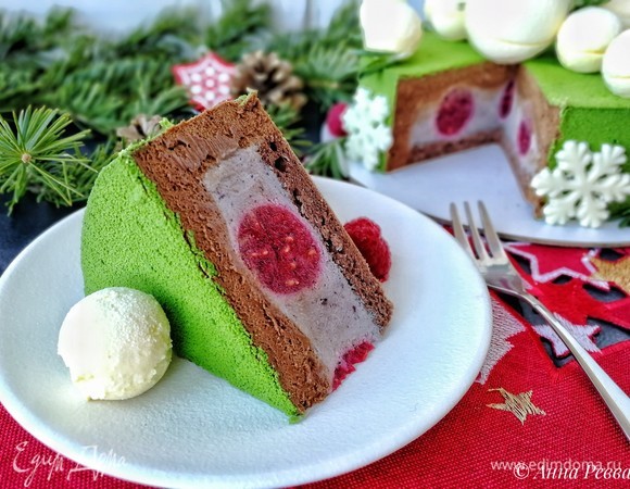 Такой тортик получается в разрезе. Велюровое покрытие очень тонкое, не более 1 мм. Смотрится, мне кажется, красиво и празднично! Спасибо, что нашли в себе силы прочитать мой рецепт до конца! С наступающим Новым годом и всего самого наилучшего! Пусть ваша жизнь будет нежной и воздушной, как «снежки» из баварского крема, но такой же стабильной и крепкой, как мусс с маршмэллоу!