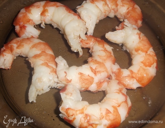 Лангустины отварить в течении 3-х минут в подсоленной воде. Очистить.