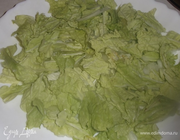 Листья салата порвать, выложить на блюдо.