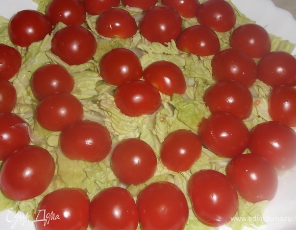 По верх уложить разрезанные пополам томаты.