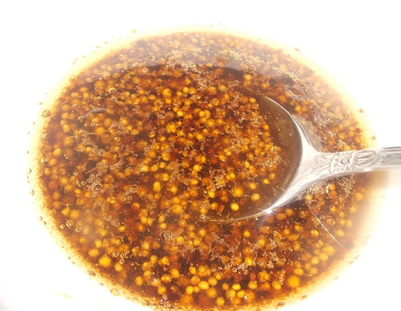 Приготовить заправку: горчицу смещать с соевым соусом, оливковым маслом и рисовым уксусом.