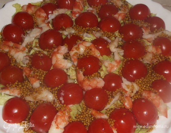 Лангустины порезать на куски, добавить к салату. Полить приготовленным соусом. Приятного аппетита!