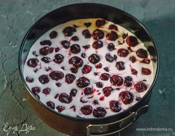 Сверху выложить вишню. Залить оставшейся половиной суфле. Поставить в холодильник, лучше всего дать десерту остудиться в течении 8–10 часов.