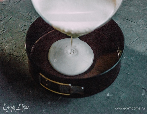 На шоколадную основу вылить 1/2 нашего суфле.
