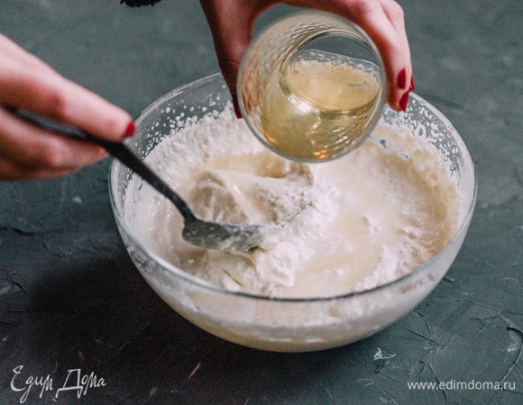 Тонкой струйкой аккуратно вводить желатин, помешивая суфле.