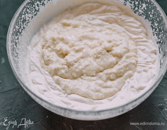 Добавить творожный крем в сливки.
