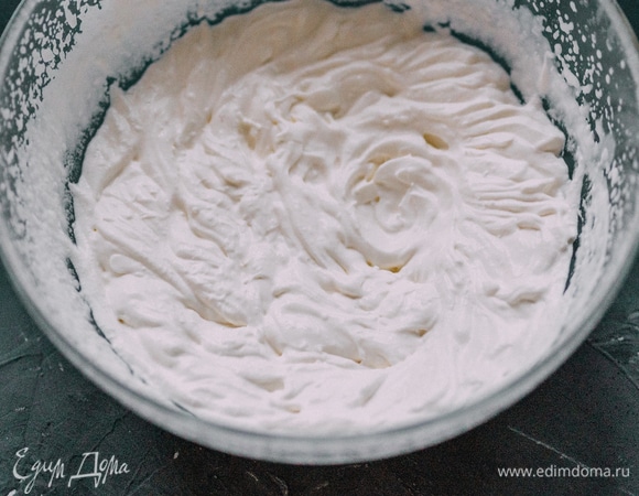 В отдельной чаше взбить сливки до пышности. Развести желатин в воде, подогреть и поставить остужать.