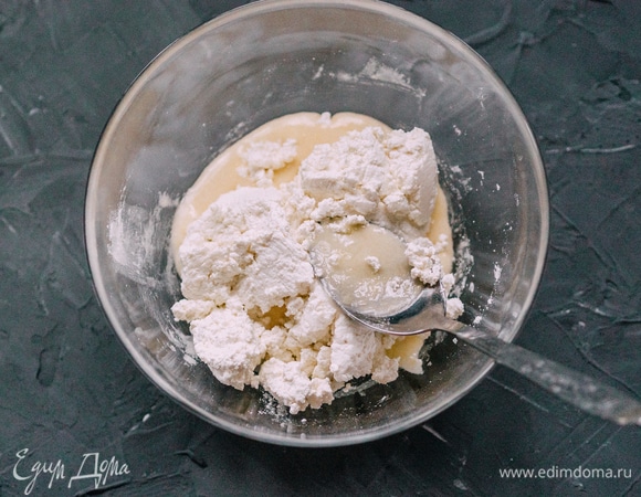 Добавить творог и хорошо все перемешать.