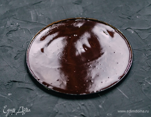 Дно формы выстелить пергаментом и залить шоколадом. Я использовала форму диаметром 20 см.