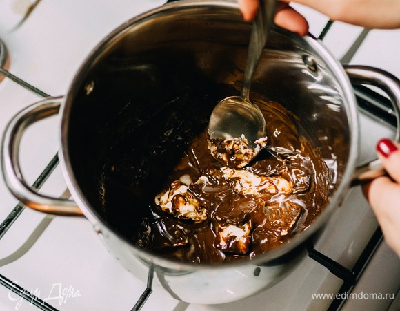 В кастрюле на небольшом огне растопить шоколад и сливочное масло.