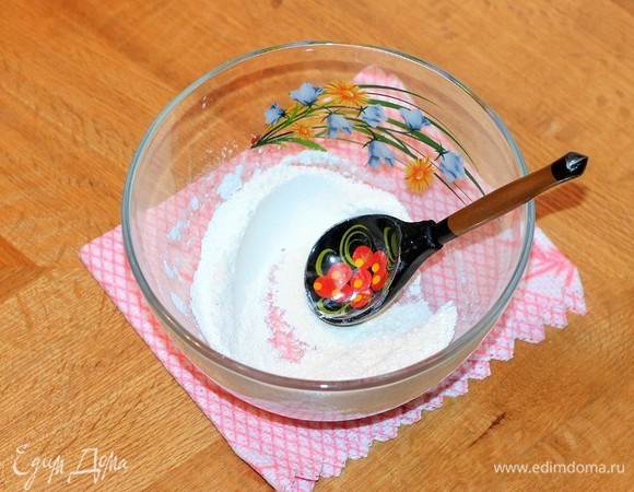 Приготовим ванильный крем. Смешать сухой заварной крем, ванилин, муку и крахмал.