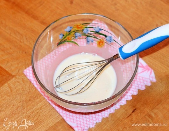 Взбить венчиком яичный белок и смешать со 100 мл холодного молока, перемешать до однородности. Перелить молочную смесь в кастрюлю.